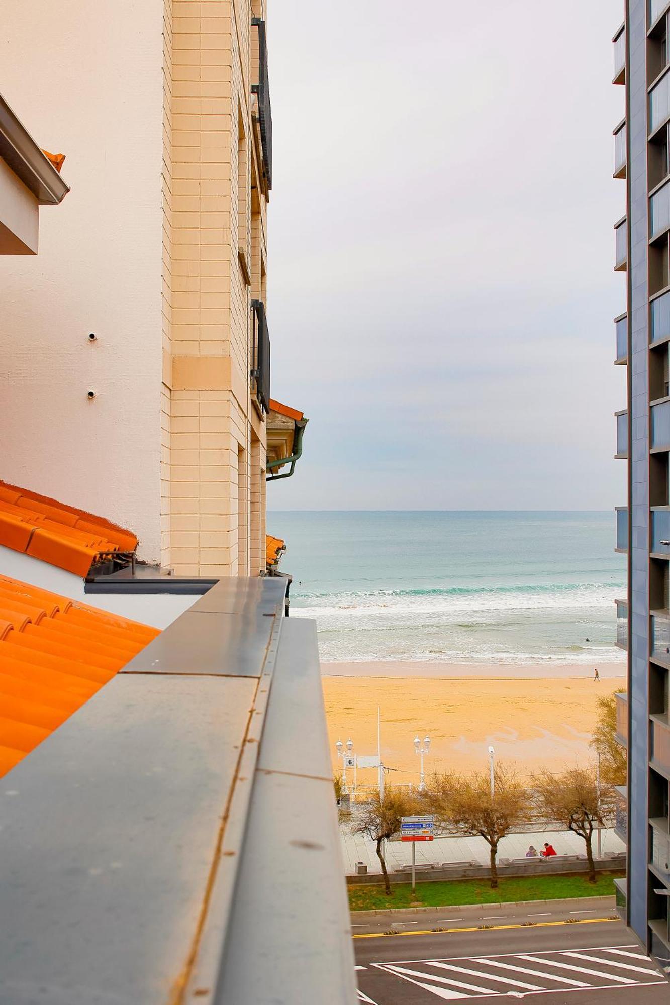 Atico Con Terraza En Playa De San Lorenzo Gijon Exterior photo